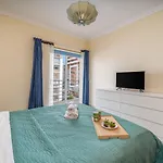 דירה Sunlit Poolside Retreat W/ Balcony By Hostwise