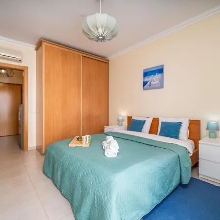 Sunlit Poolside Retreat W/ Balcony By Hostwise * Portimao