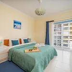 Sunlit Poolside Retreat W/ Balcony By Hostwise Апартаменты