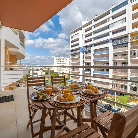 Sunlit Poolside Retreat W/ Balcony By Hostwise Appartement