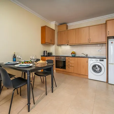 Sunlit Poolside Retreat W/ Balcony By Hostwise Appartement Portimão