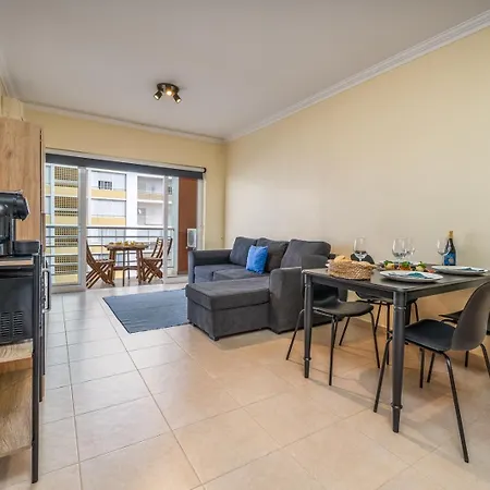 Sunlit Poolside Retreat W/ Balcony By Hostwise Appartement