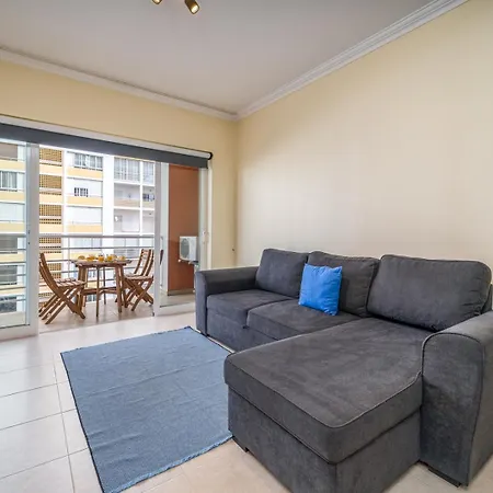 Sunlit Poolside Retreat W/ Balcony By Hostwise Appartement