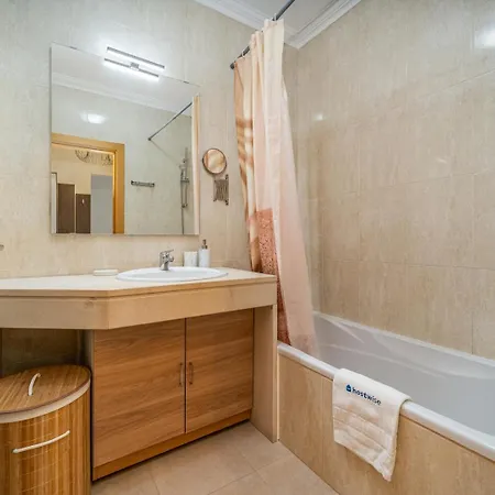 Sunlit Poolside Retreat W/ Balcony By Hostwise Appartement *