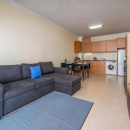 Sunlit Poolside Retreat W/ Balcony By Hostwise Appartamento