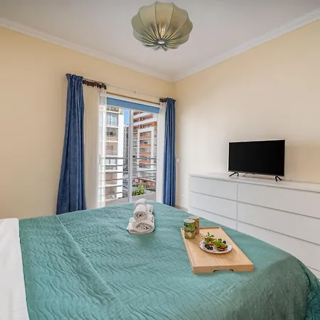 Appartamento Sunlit Poolside Retreat W/ Balcony By Hostwise